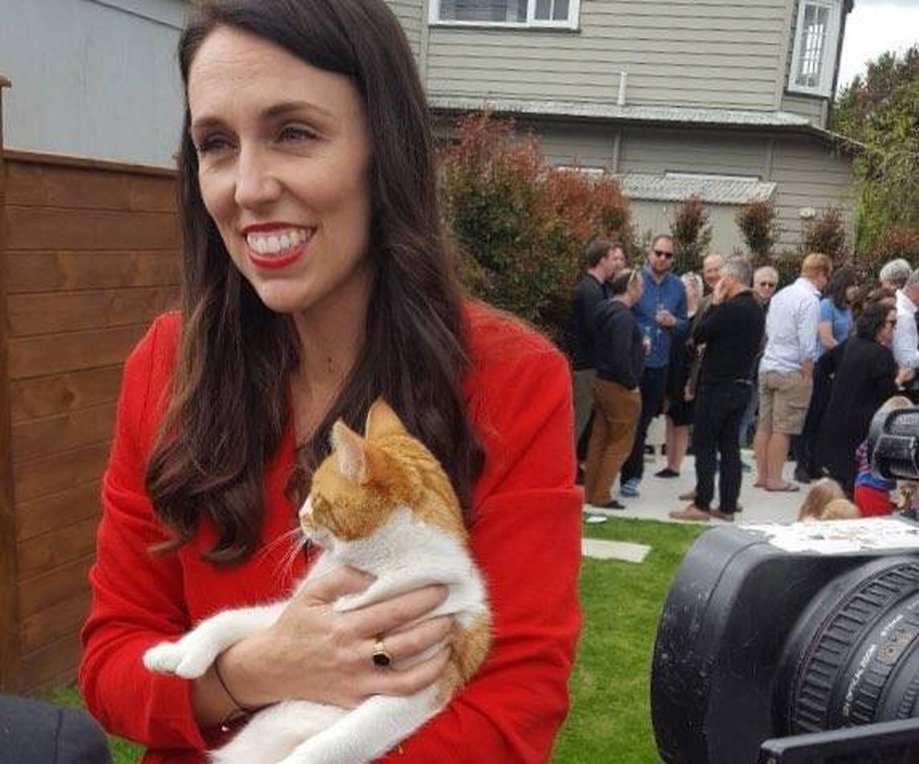 La primera ministra de Nueva Zelanda con el primer gato (@FirstCatofNZ)