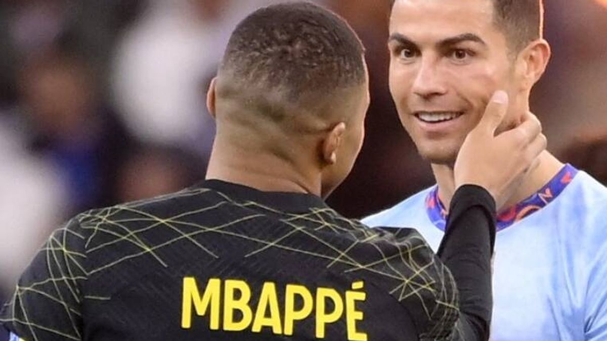 El gesto de cariño de Mbappé con su ídolo Cristiano Ronaldo en el PSG - Al Nassr (Riyadh Season)