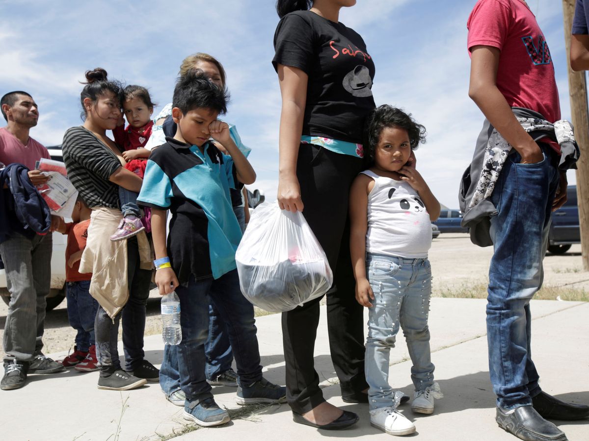 Foto: File photo: central american migrants stand in line before entering a temporary shelter, after illegally crossing the border between mexico and the u.s., in deming
