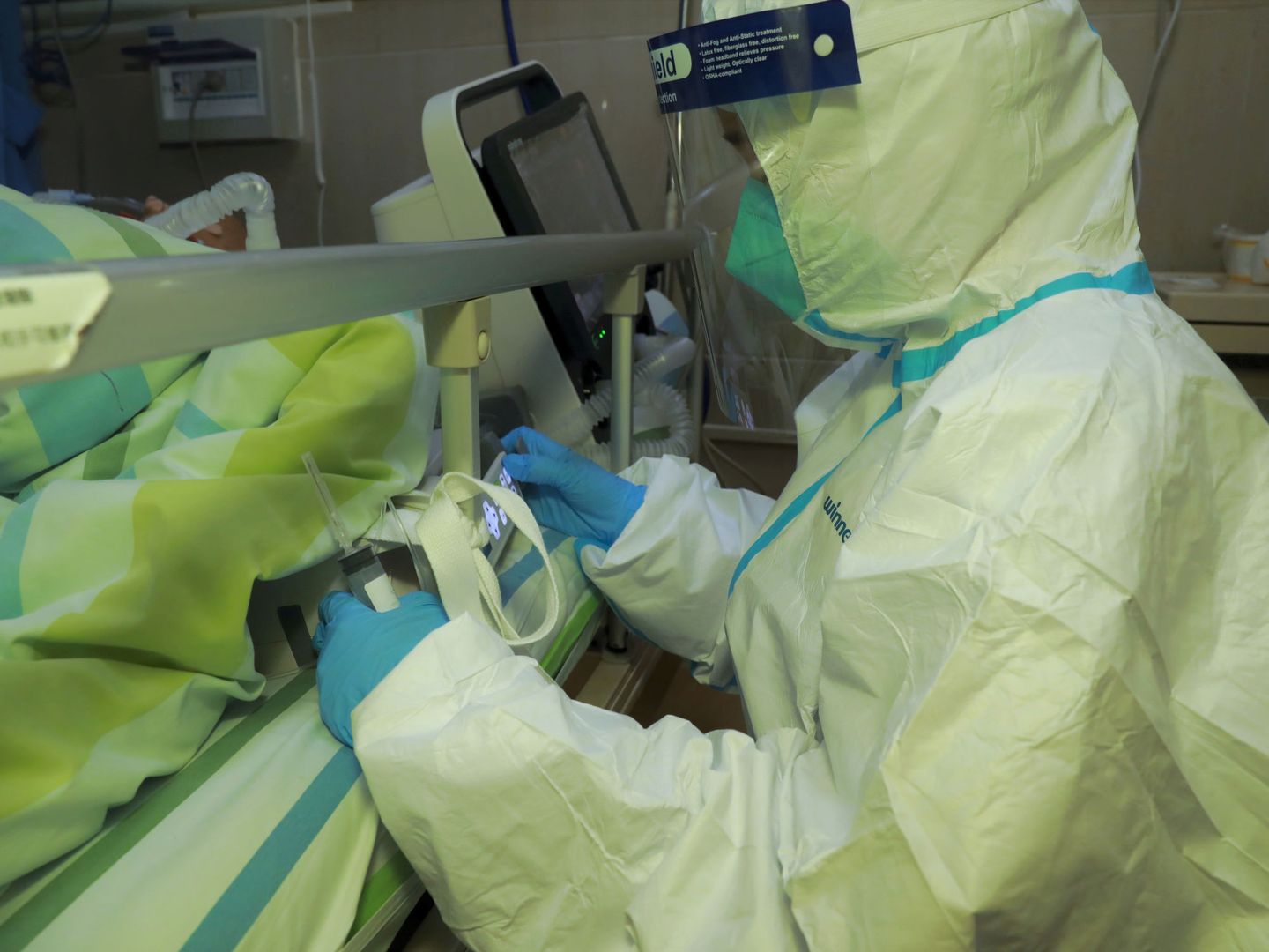 Médico tratando a un paciente con neumonía provocada por el virus. (Reuters)