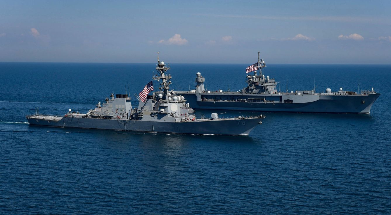 Buques de guerra estadounidenses navegando (Reuters) 