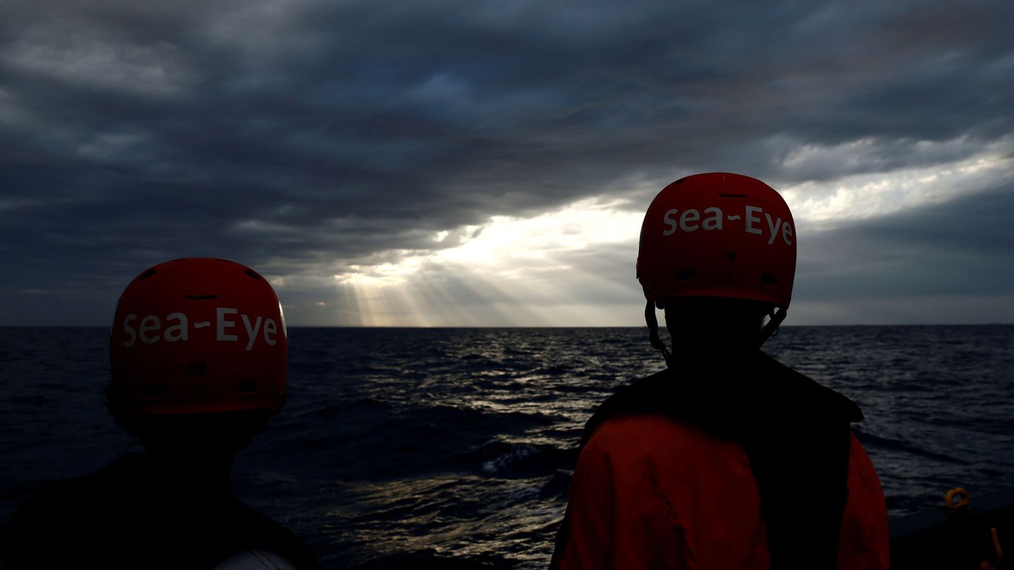 Una ONG en alta mar durante una operación de rescate de migrantes en el Mediterráneo. (Reuters)