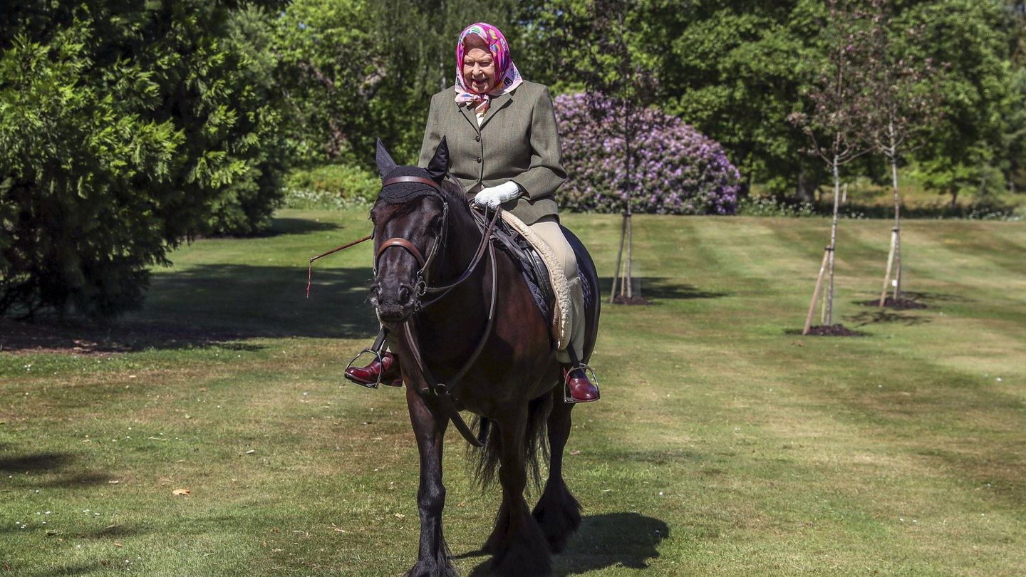 La reina Isabel, a lomos de su caballo Fern en Windsor. (Buckingham Palace)