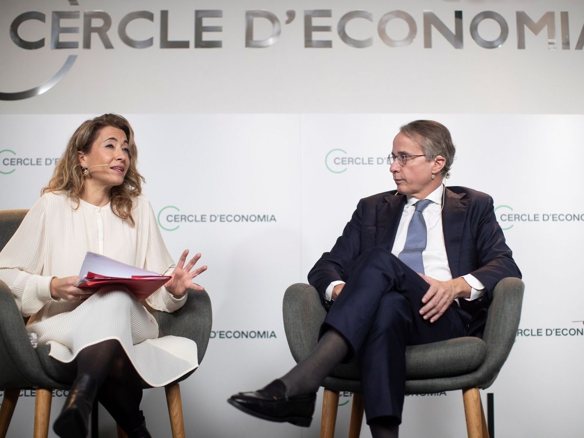 Foto: El presidente del Cercle, Xavier Faus, con la ministra de Transporte, Raquel Sánchez. (EFE/Marta Pérez)