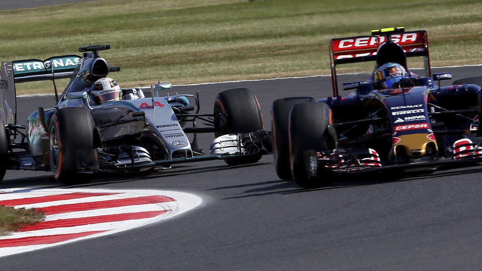 Foto: Carlos Sainz por delante de Lewis Hamilton en entrenamientos (Efe)