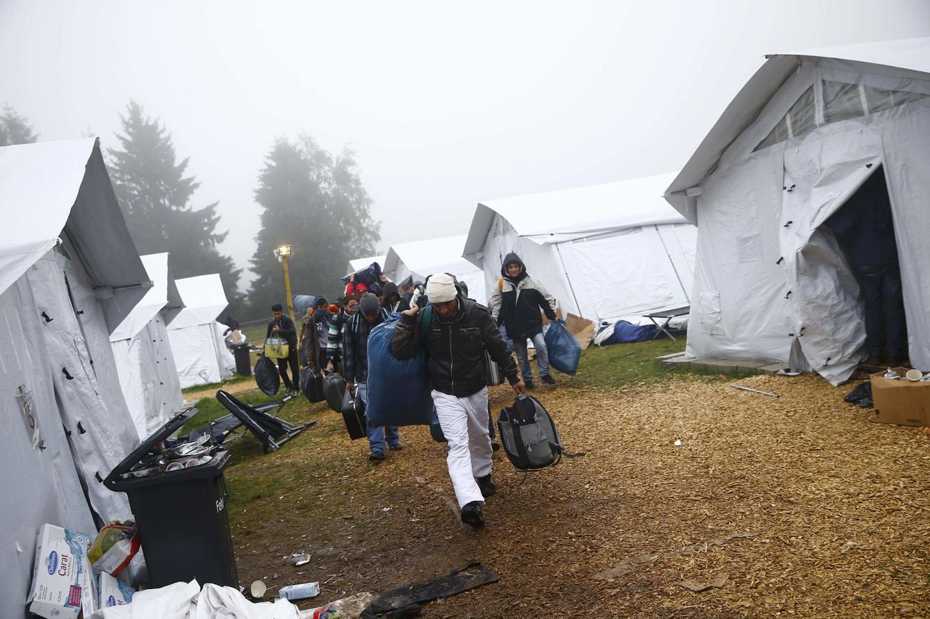 Refugiados son trasladados a otro centro de acogida temporal desde Schwarzenborn, al noreste de Fráncfort, el 15 de octubre de 2015. (Reuters)