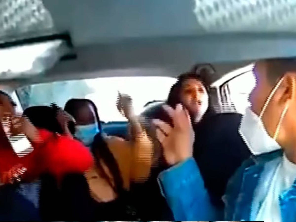 Foto: La mujer de la derecha, Arna Kimiai, tosió al conductor de Uber (YouTube)