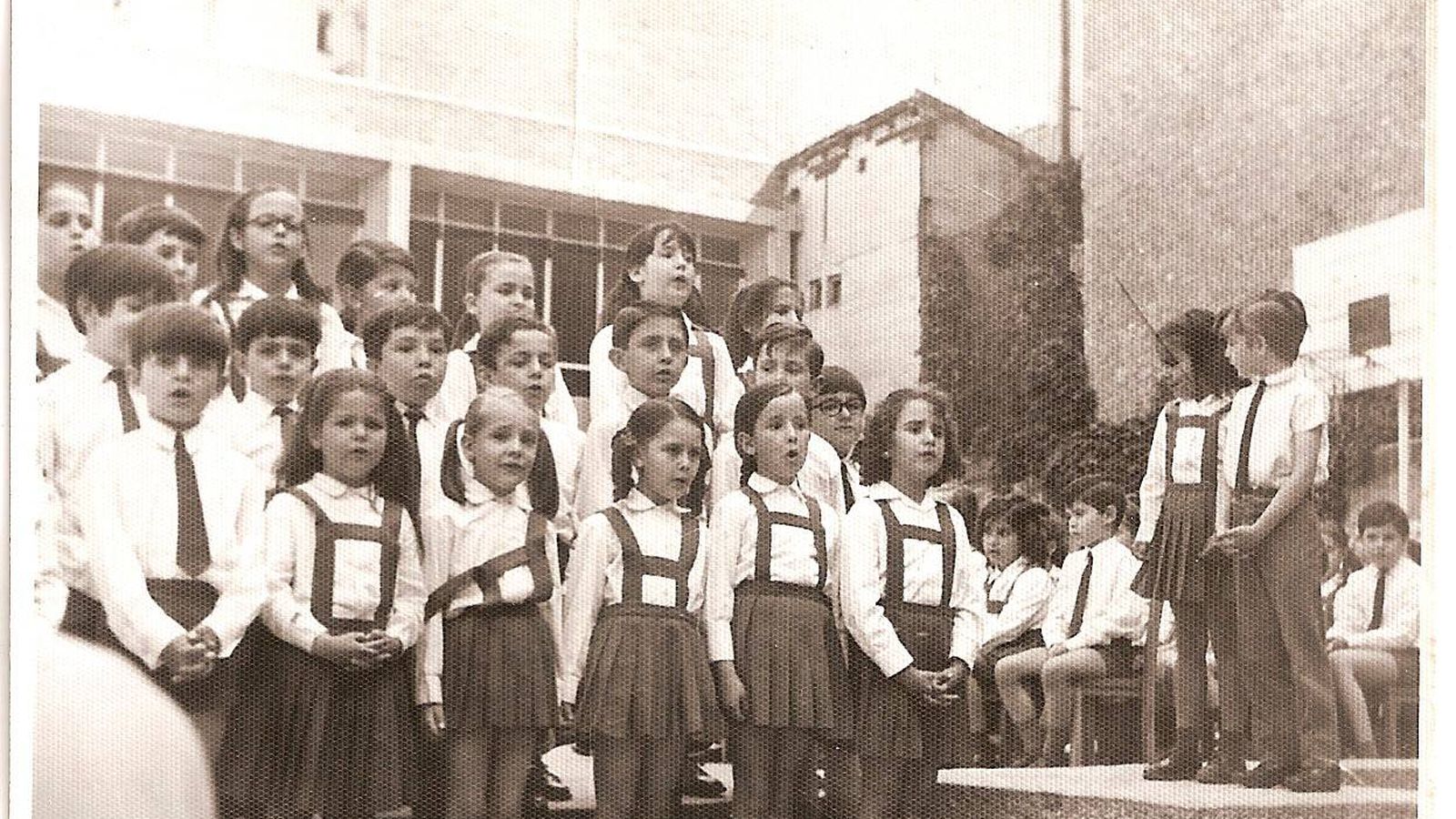 Foto: Un grupo de alumnos del coro canta en el colegio en Martínez Campos. (British Council)