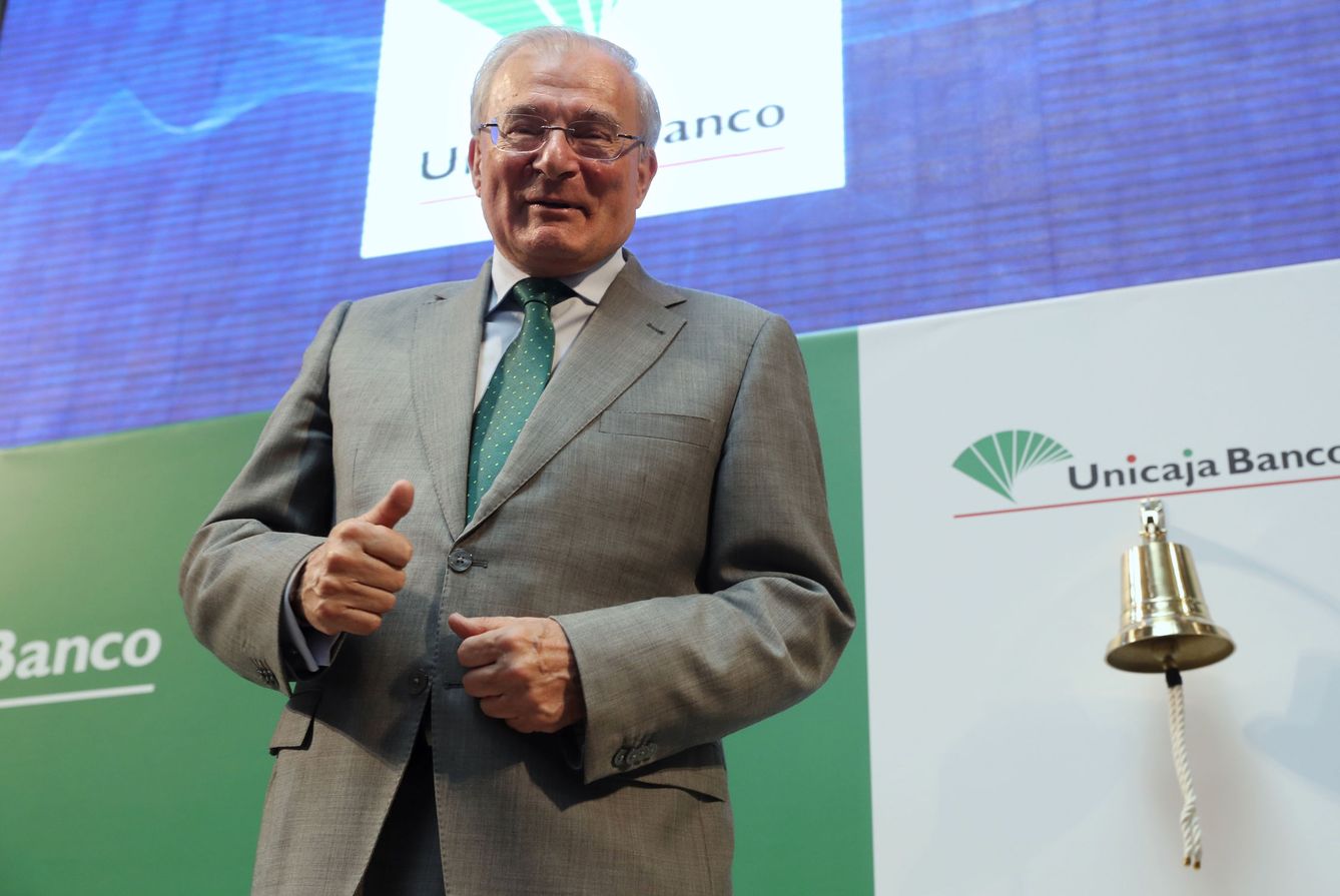 El presidente de Unicaja Banco, Manuel Azuaga, durante el debut en bolsa de 2017. (EFE/Sergio Barrenechea)