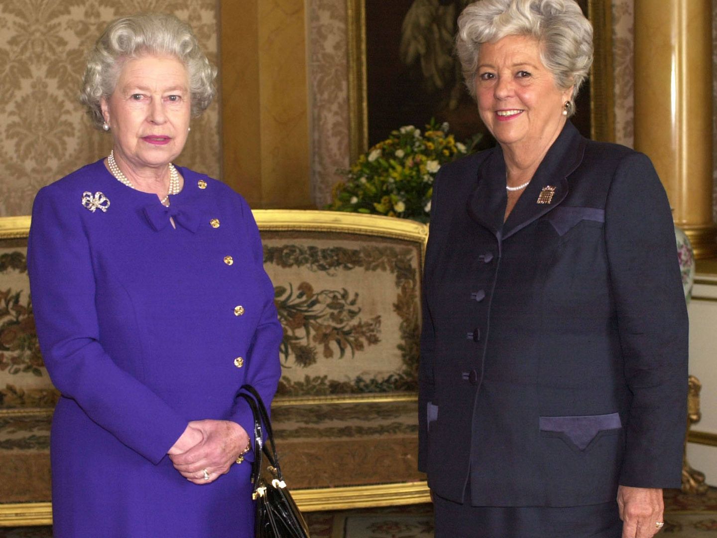 Betty Boothroyd, junto a Isabel II. (Reuters)