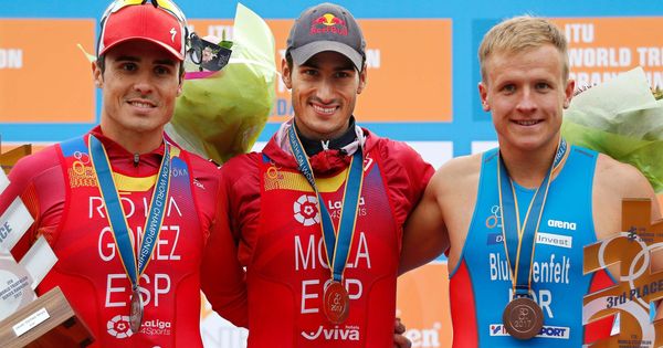 Foto: El podio de las Series Mundiales de triatlón. De izquierda a derecha: Javier Gómez Noya, Mario Mola y Kristian Blummenfelt. (EFE)