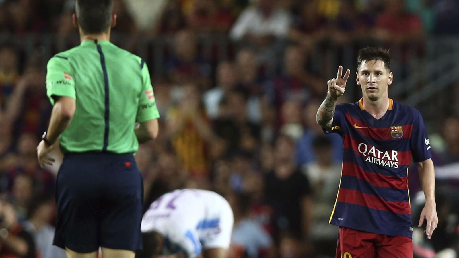 Foto: Messi hace un gesto al colegiado del partido que el Barcelona disputó con el Málaga (EFE)