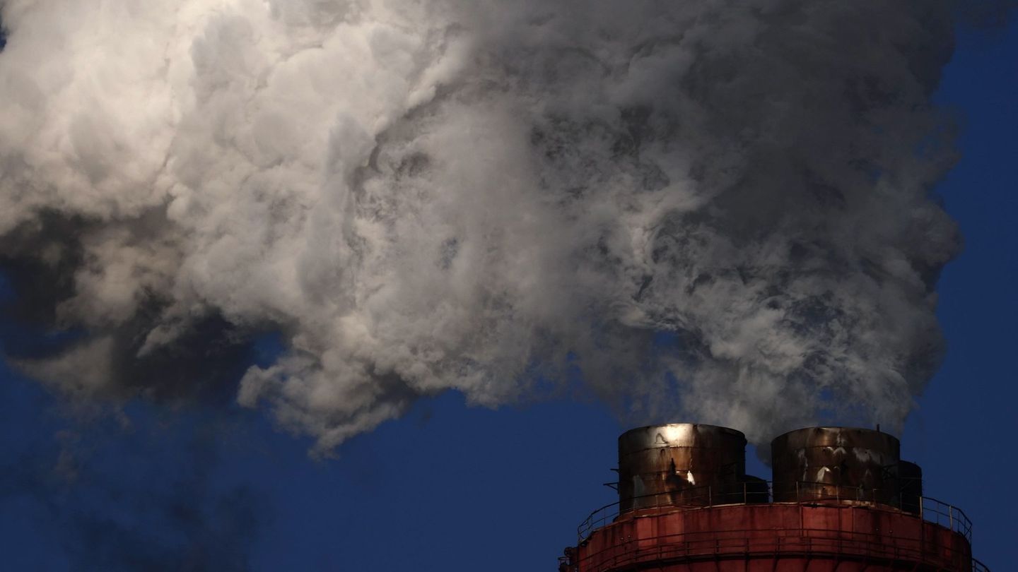Las emisiones de CO₂ han provocado la crisis climática. (EFE/M. Shipenkov)