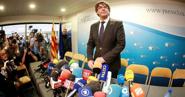 Foto: El expresidente de la Generalitat de Cataluña Carles Puigdemont posa en el interior del club de la prensa de Bruselas. (EFE)