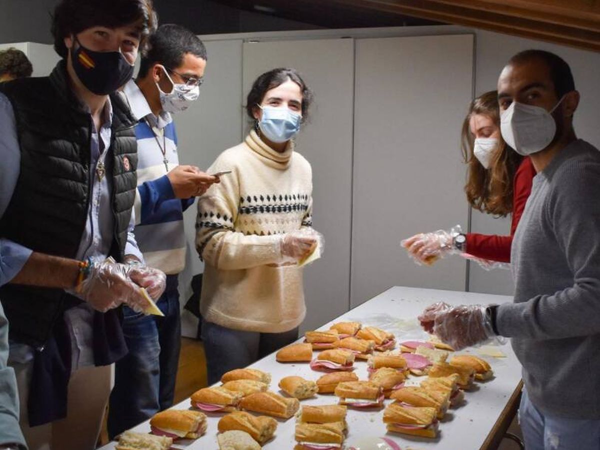 Foto: Voluntarios de Cáritas preparando los bocadillos. (Cáritas)