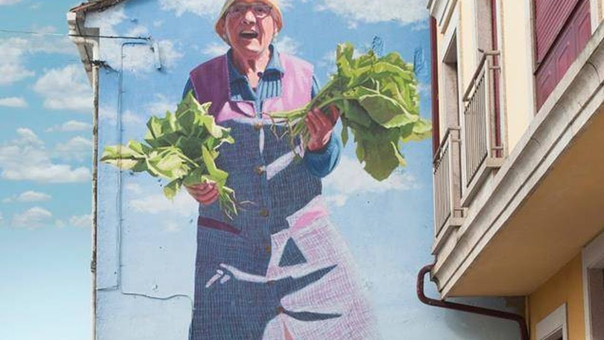 El artista que convierte a las abuelas gallegas en superheroínas de 15 metros