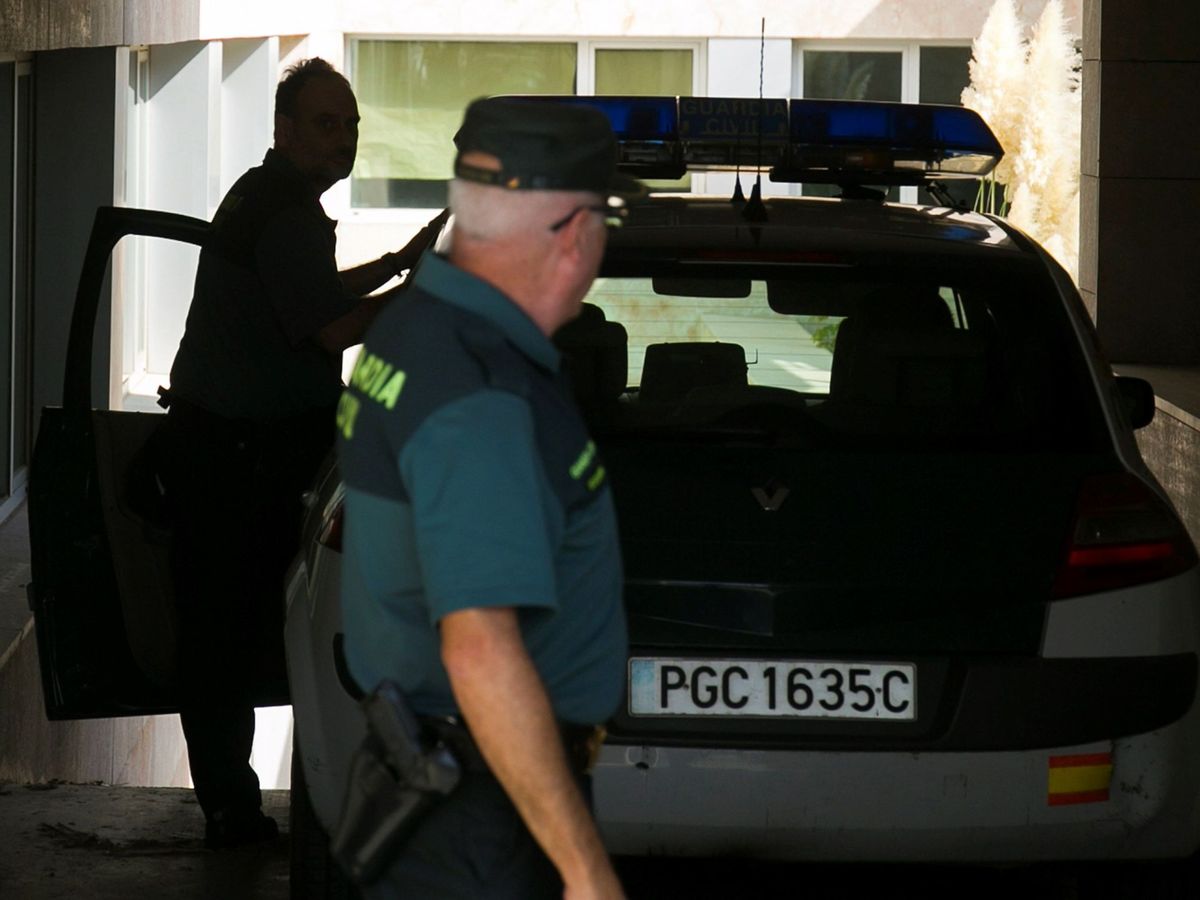 Foto: Agentes de la Guardia Civil llegan a los juzgados de Vélez-Málaga para poner en disposición judicial a Sergio R.G., el novio de Dana Leonte. (EFE)