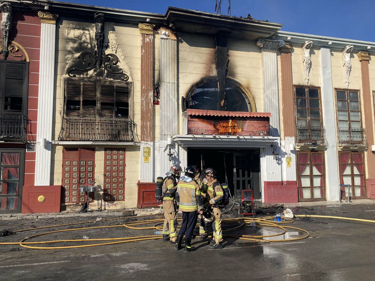 Foto: Elementos de rescate trabajando en el incendio de Murcia (X/@la7tele)