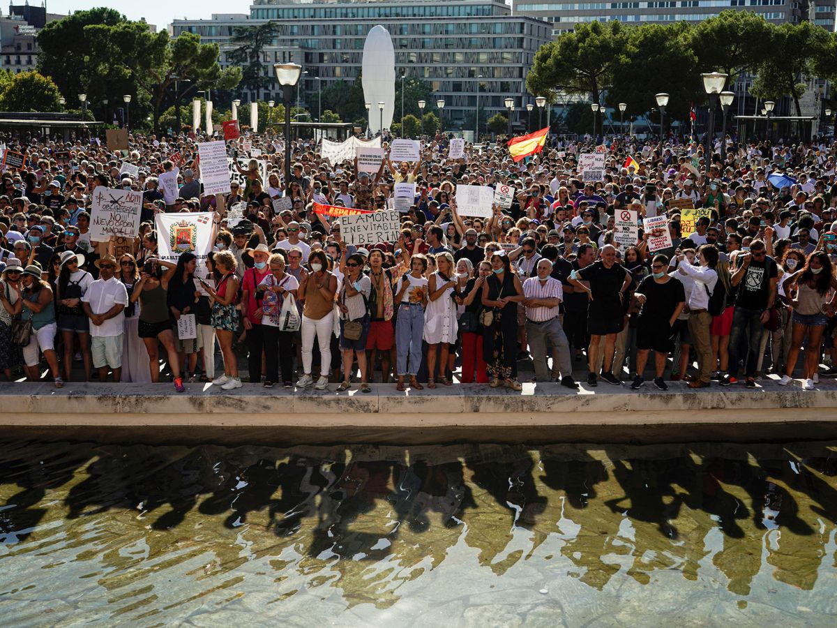 Foto: Manifestación contra las medidas anticovid en Madrid, este domingo. (Reuters)