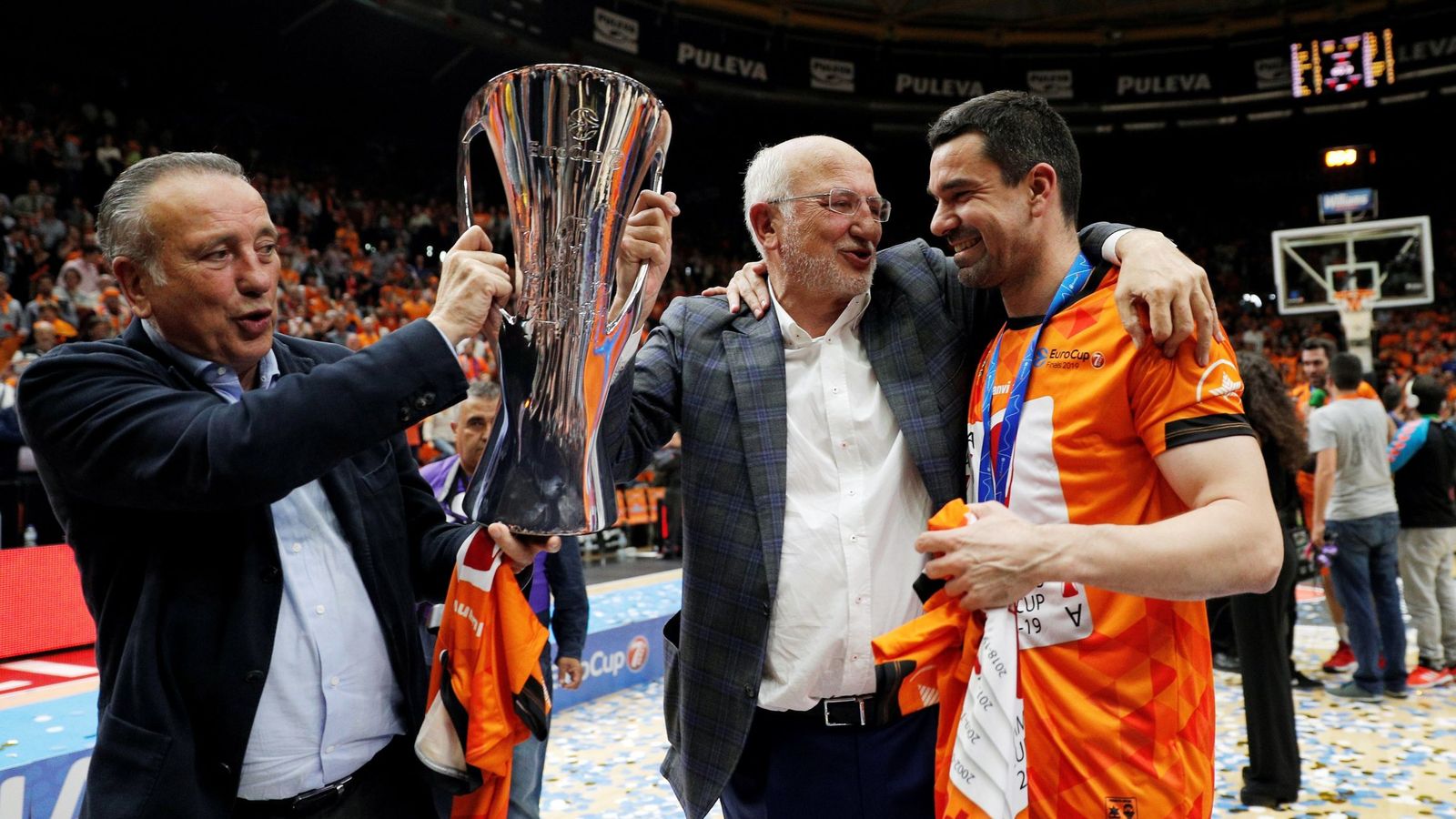 Los hermanos Roig, Juan y Fernando, celebran un título del Valencia Basket. (EFE)