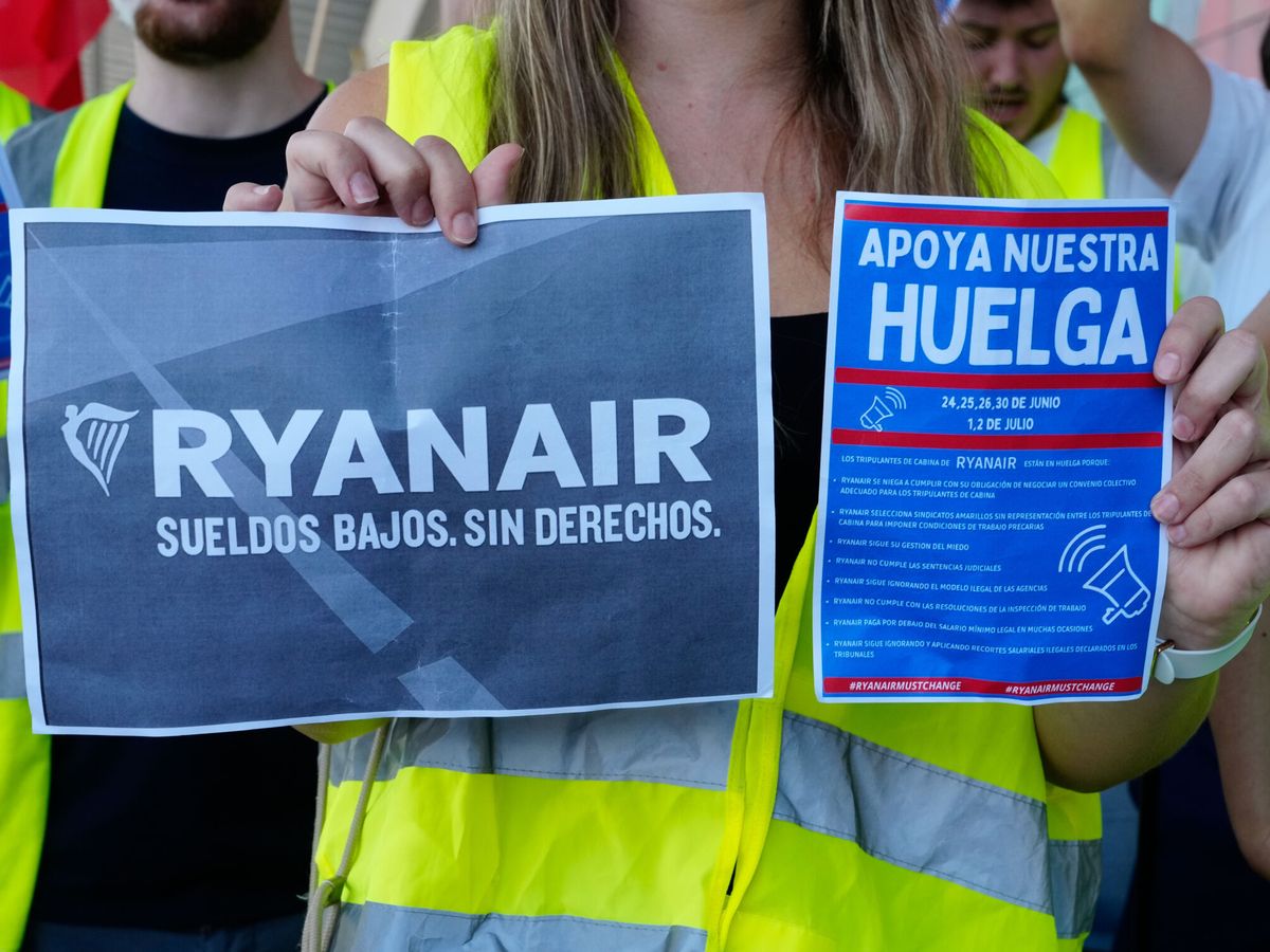 Foto: Trabajadores de Ryanair en huelga. (EFE/Enric Fontcuberta)