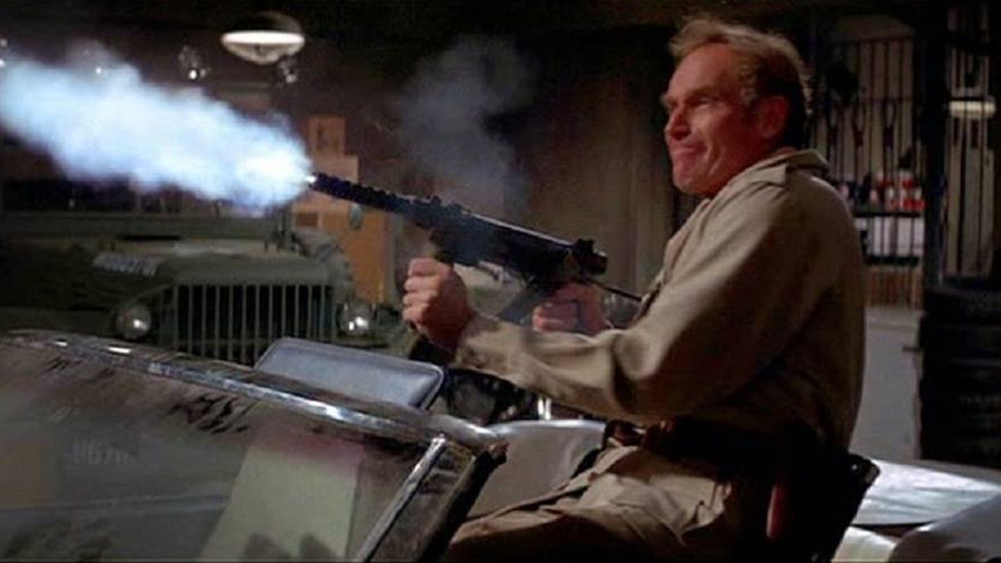 Charlton Heston arrampla con las automáticas en 'El último hombre vivo'.