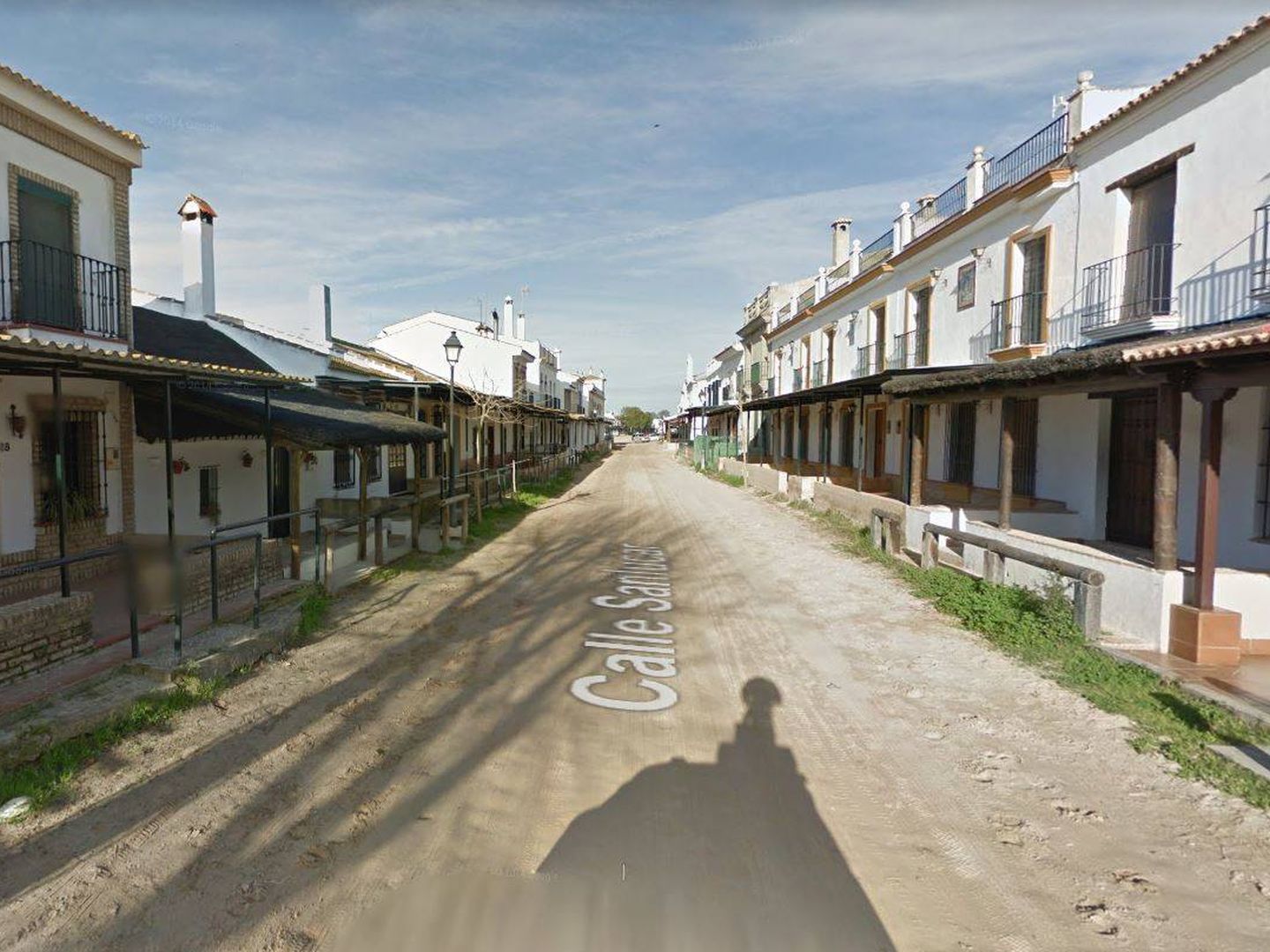 Calle de la aldea de El Rocío, donde tiene casa el Litri. (Google)