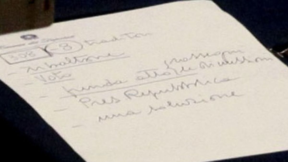 Berlusconi escribe en su 'chuleta' "dimito" y "8 traidores'
