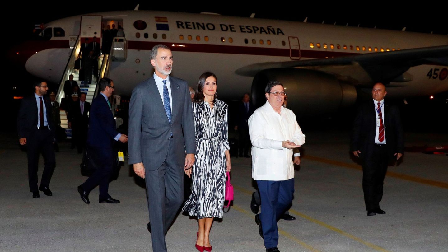 Rey Felipe VI y la reina Letizia, llegando a La Habana. (EFE)
