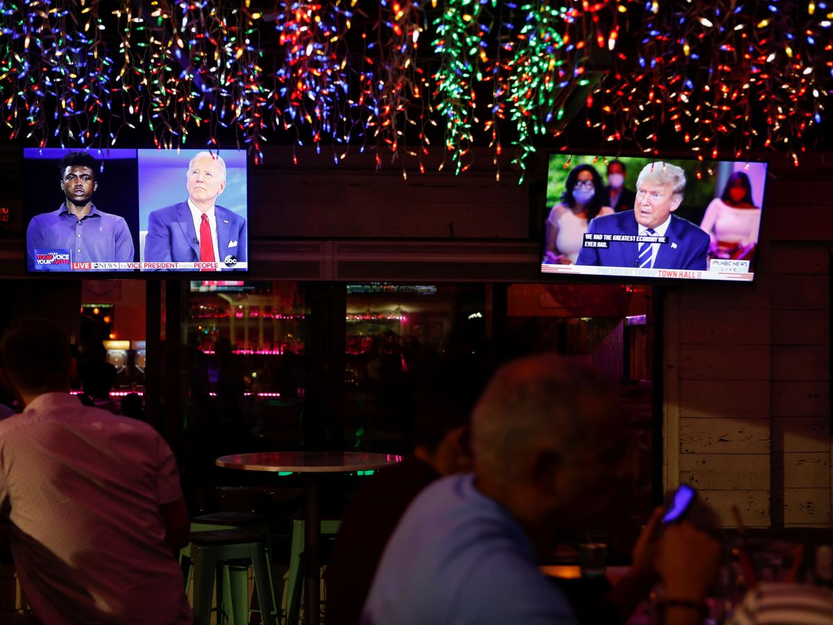 Foto: Un bar en Florida con los dos debates. (Reuters)