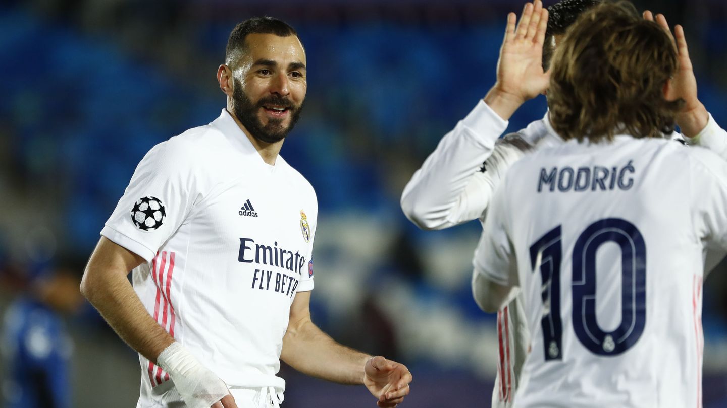 Benzema celebra el gol a pase de Modric. (EFE)