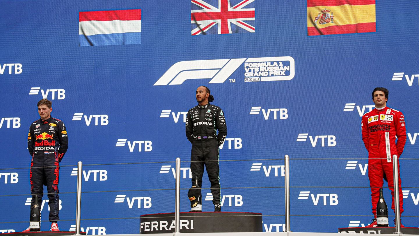 Sainz, Verstappen y Hamilton, el podio de Sochi. (Reuters)