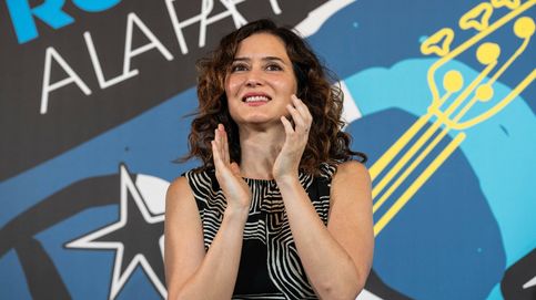Isabel Díaz Ayuso apuesta por unas sandalias catalanas con plataforma para su último look con vestido 'cut-out'