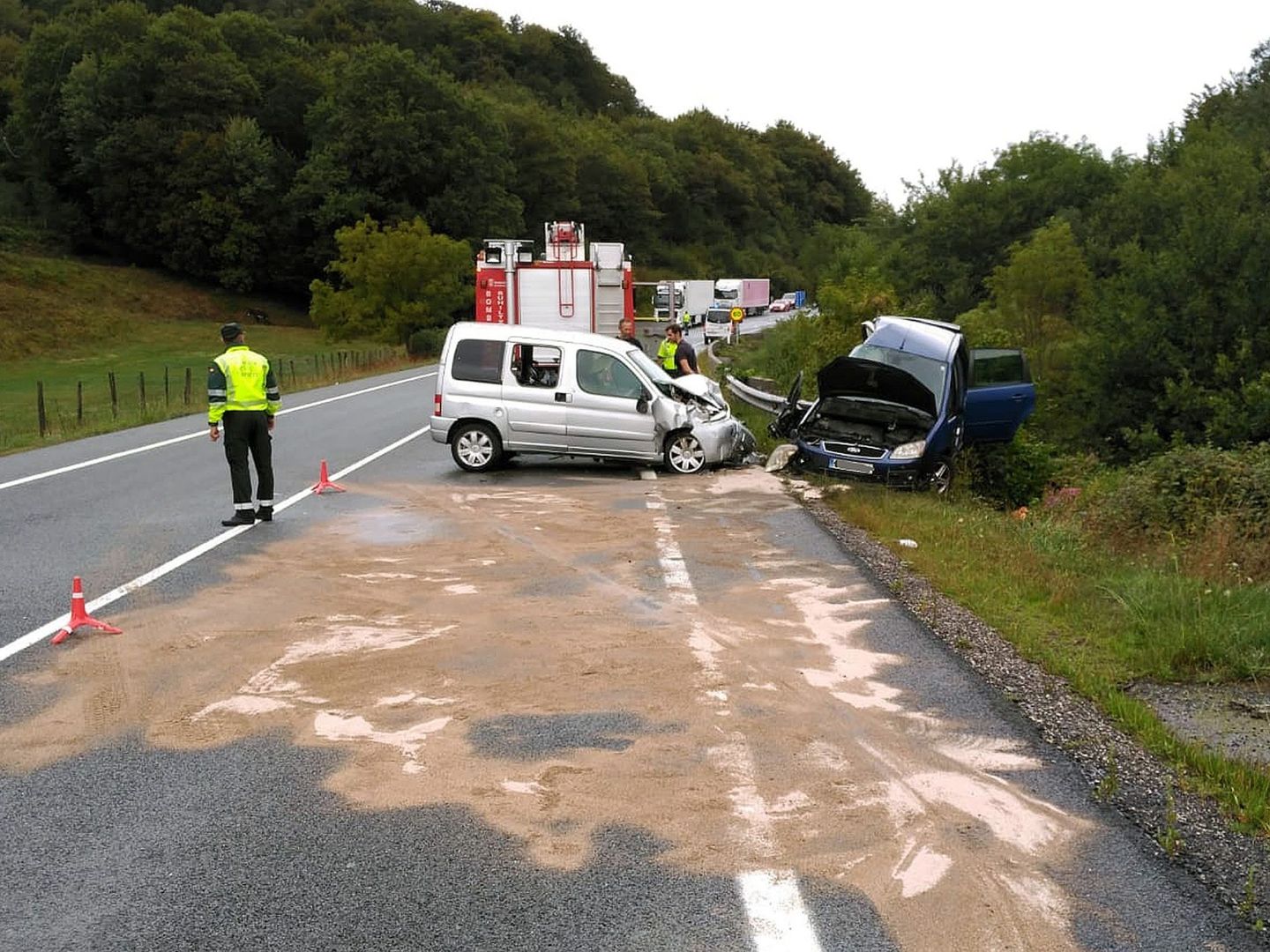 Agentes de la Guardia Civil, prestando servicio en un accidente en Arraitz (Navarra). (EFE)
