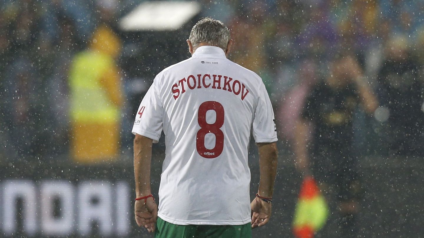 Stoichkov, de espaldas, durante un amistoso de veteranos. (Reuters)