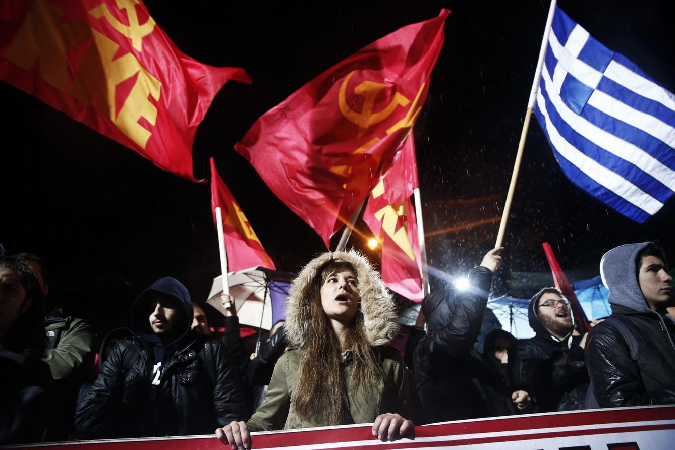 Militantes de Partido Comunista Griego en una manifestación (Reuters)