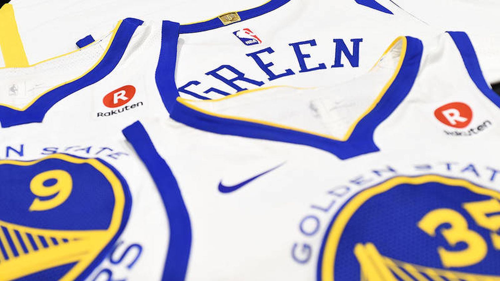 Foto: La nueva camiseta de los Golden State Warriors con la publicidad de Rakuten. (NBAE/Getty Images)