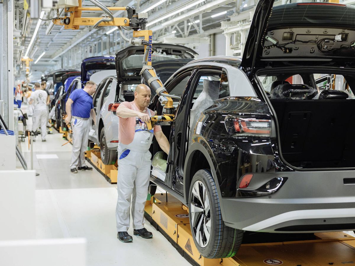Foto: Varios operarios, en la fábrica de Volkswagen en Zwickau. (Volkswagen)
