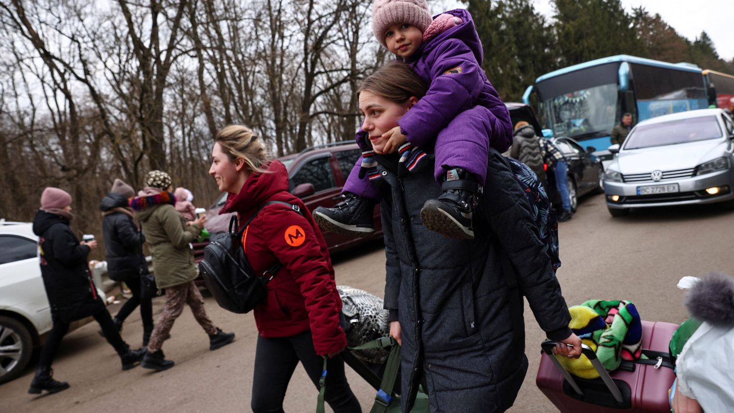 Colas de coches intentando salir de Ucrania al inicio del conflicto. (Reuters)