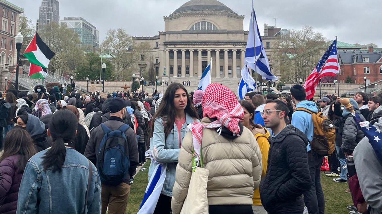 Foto: USA4107. NUEVA YORK (NY, EEUU), 18 04 2024.- Manifestantes a favor de Palestina (i) y otros a favor de Israel (d) se manifiestan este jueves en el campus de la Universidad de Columbia ubicada en el Alto Manhattan en Nueva York. La Policía de Nueva York a