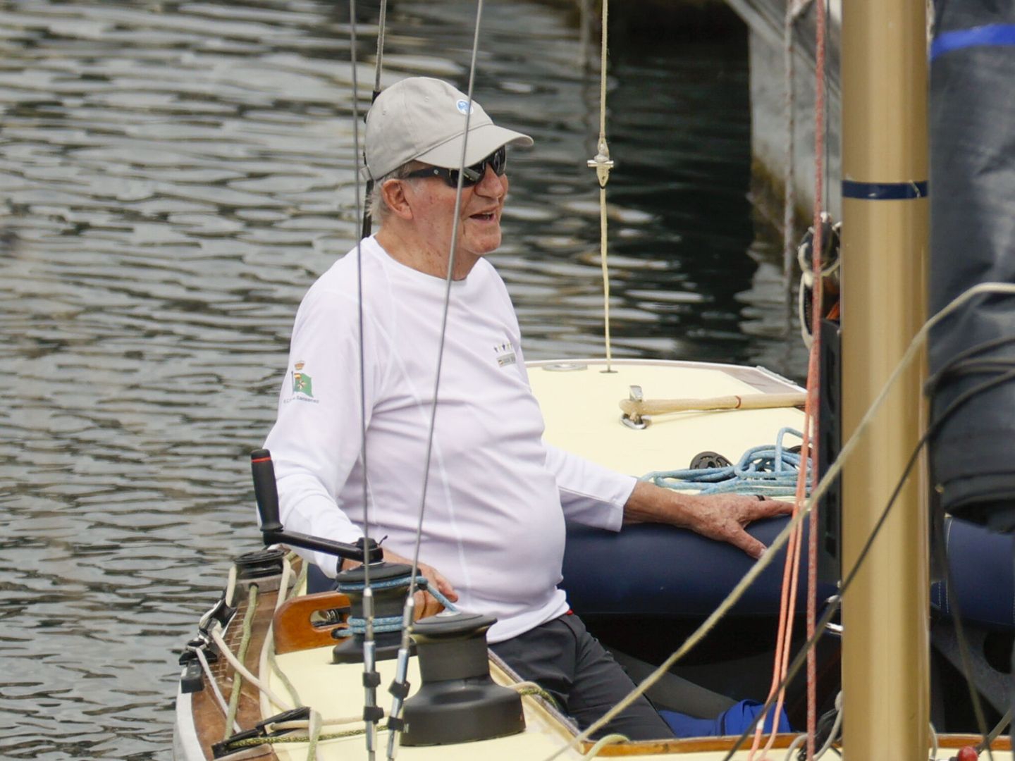 El rey emérito Juan Carlos, este jueves, a bordo del Bribón, tras navegar en aguas de Sanxenxo. (EFE/Lavandeira Jr.)