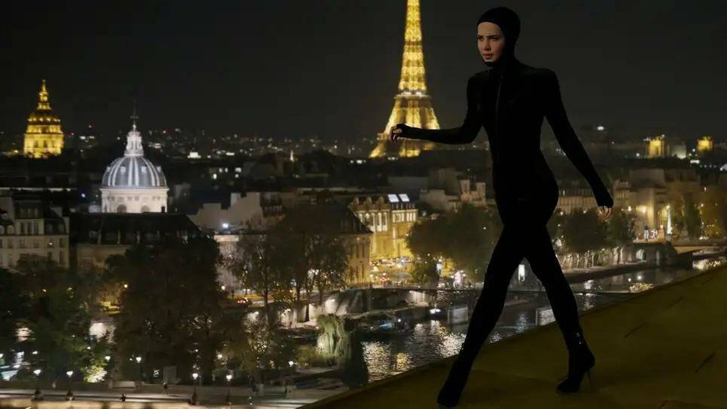 Alicia Vikander pasea por los tejados de Paris en 'Irma Vep'. (HBO)