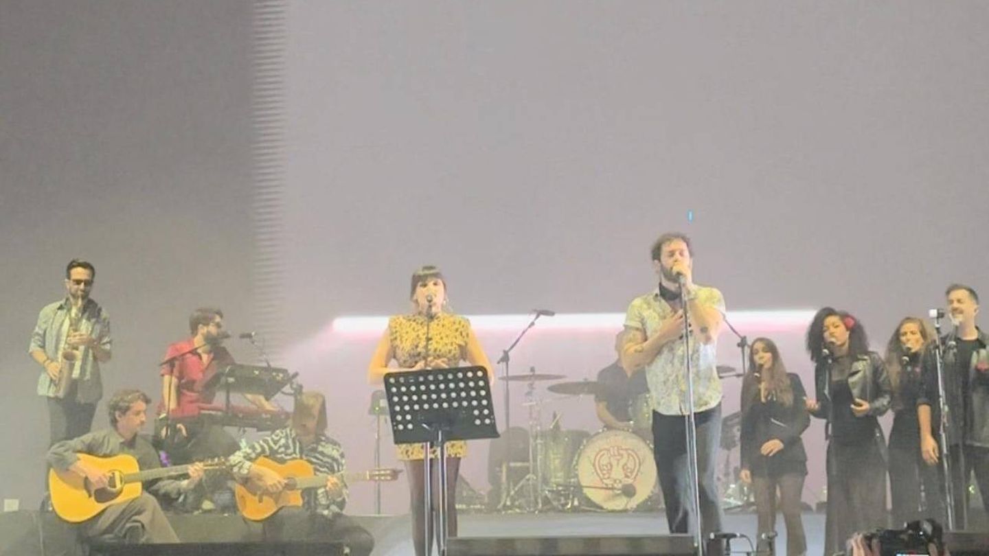 Rozalén cantó la canción 'Gracias' con Viva Suecia en el WARM UP Festival de Murcia (Iván Moya Rojo/@carretedesal)