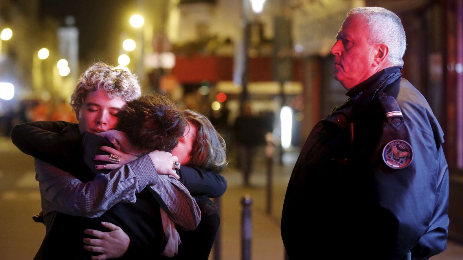 Foto: Varias personas se abrazan en las calles de París tras los atentados. (Reuters)