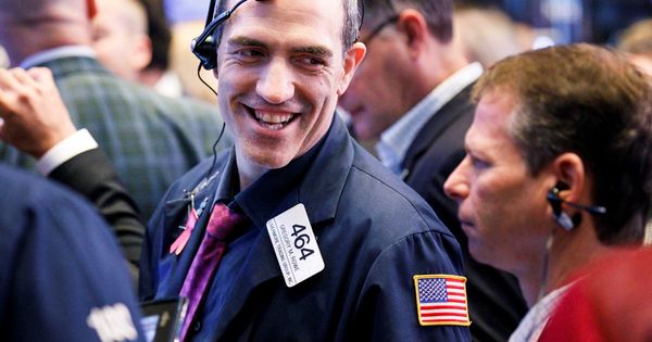 Foto: Un 'trader' pasándoselo bien en Wall Street. (Reuters)