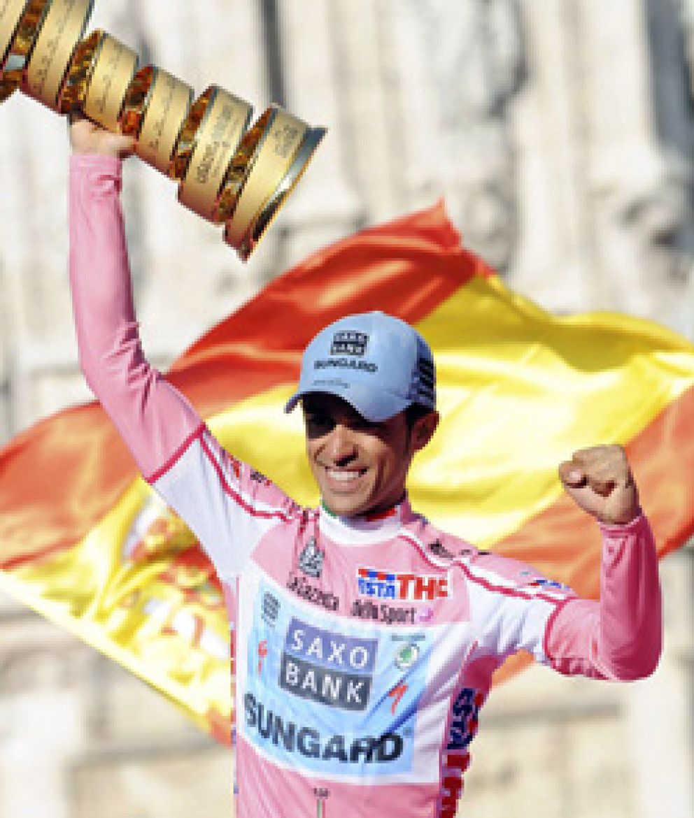 Foto: El himno franquista 'homenajeó' al campeón español del Giro