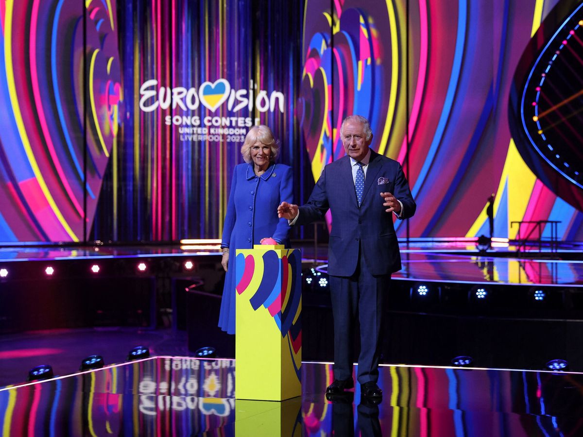 Foto: Carlos III y Camila Parker Bowles inauguran el escenario de Eurovisión 2023. (Reuters/Pool/Phil Noble)