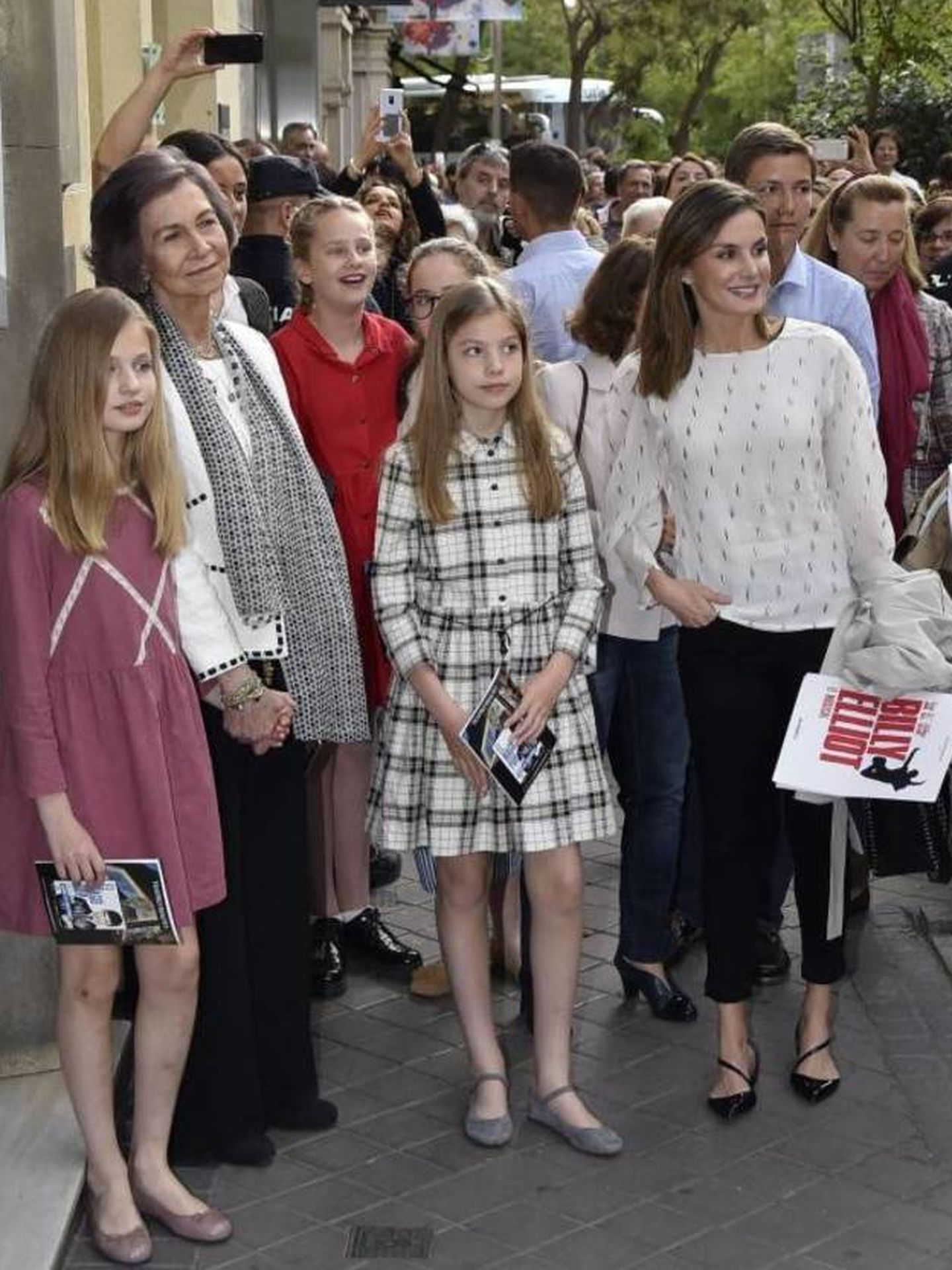 La reina Sofía con sus nietas: Leonor, Sofía e Irene (de rojo) y la reina Letizia. (Cordon Press)