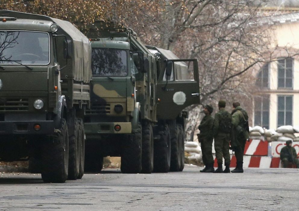 Foto: Combatientes armados y vehículos militares sin identificar cerca de un check-point controlado por prorrusos en Donetsk, el 12 de noviembre (Reuters).