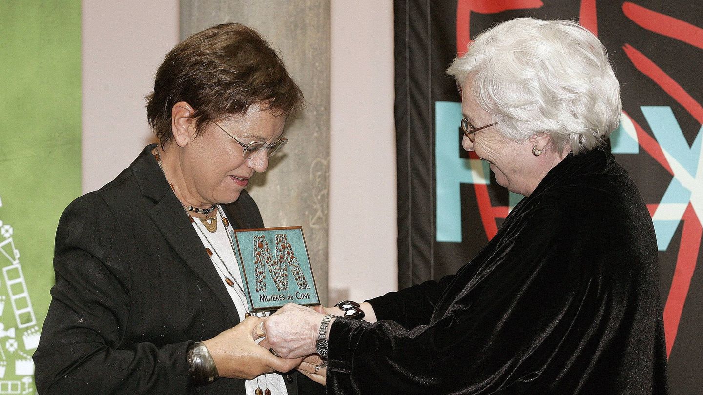 Cecilia Bartolomé, recibiendo de manos de Josefina Molina el Premio Mujer de Cine 2012. (EFE/Alberto Morante)